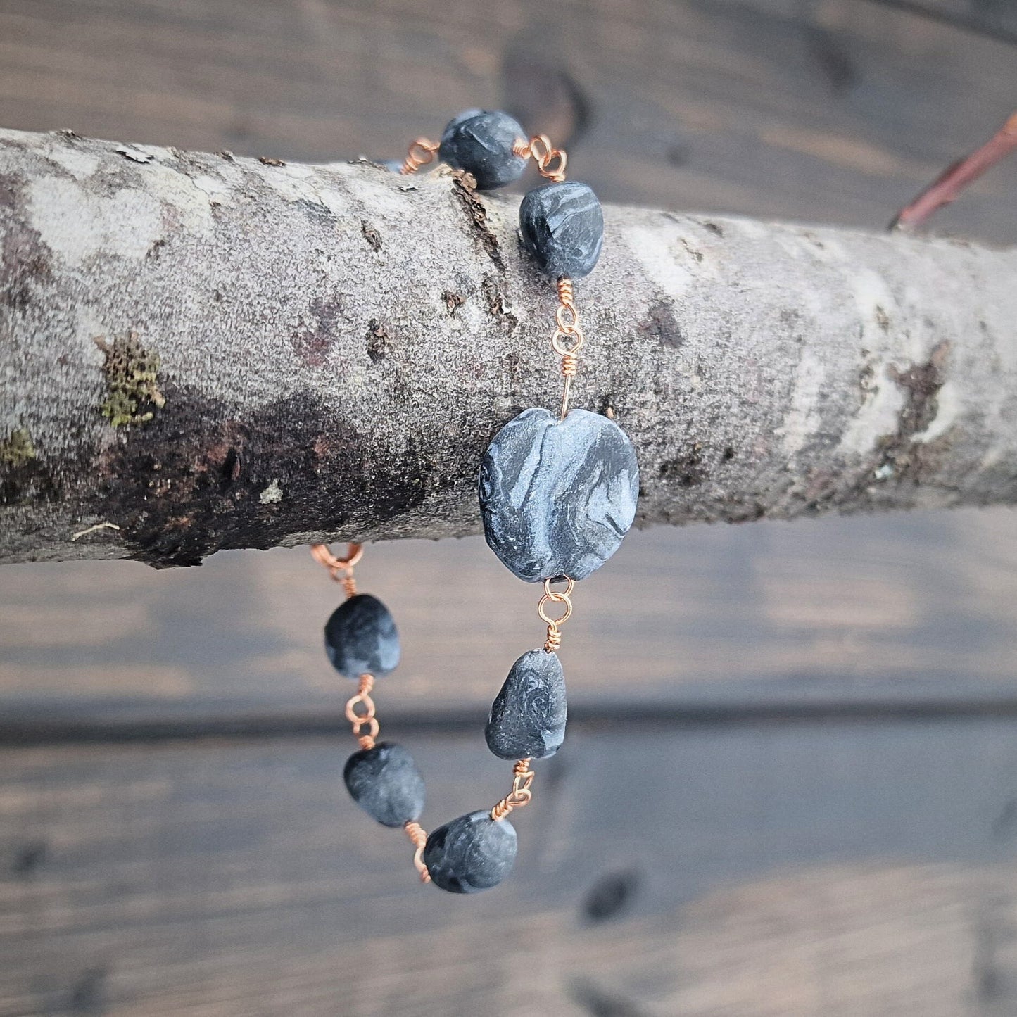 Armbånd med svarte og grå marmorerte perler