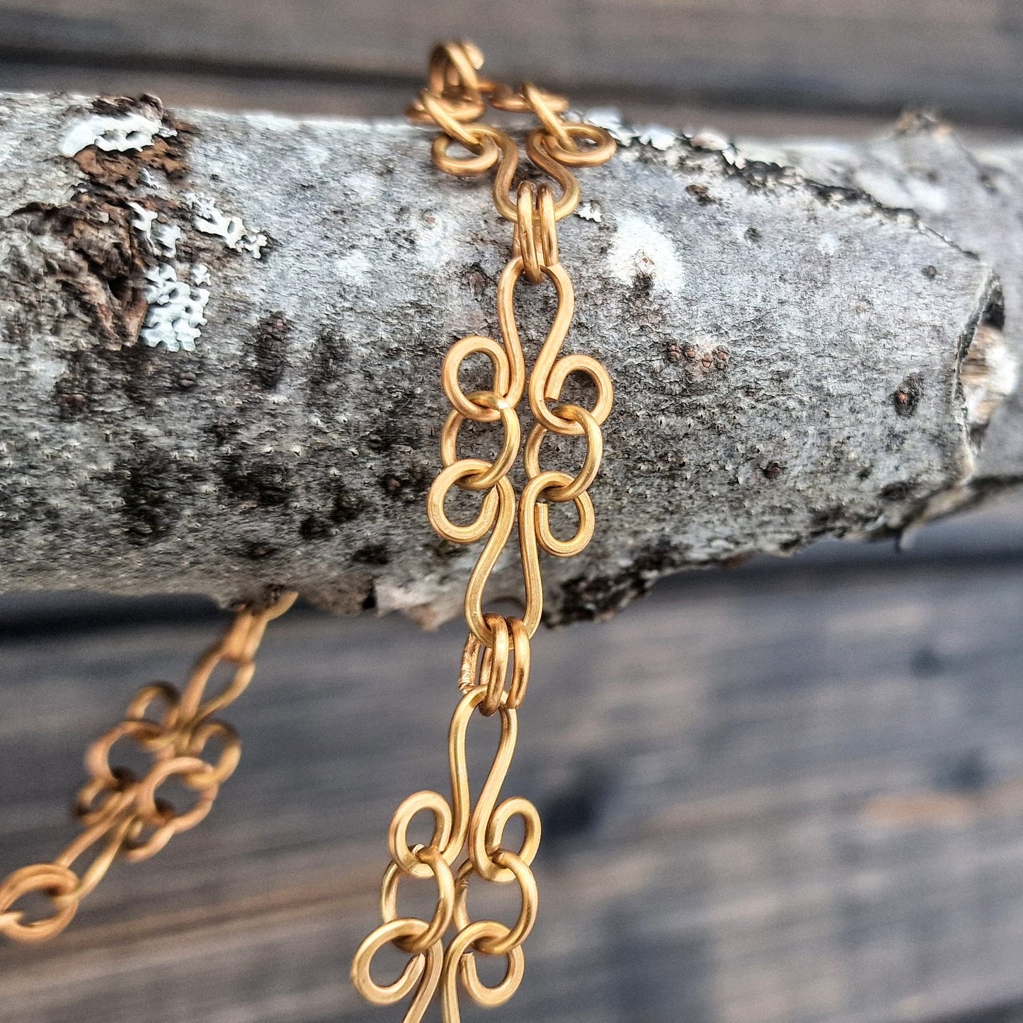 Vakkert halskjede i håndtvunnet bronse