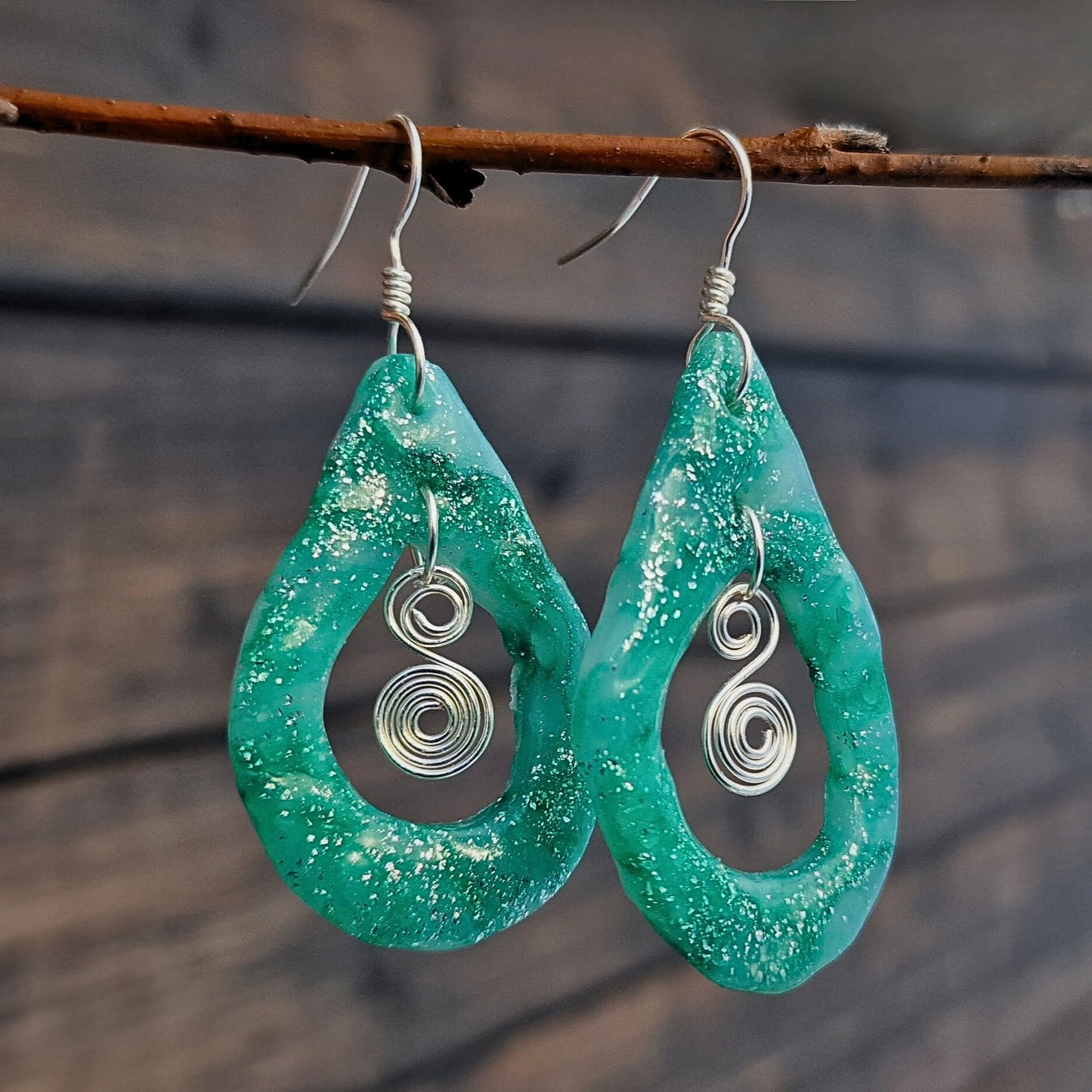 Øredobber i marmorert jadegrønn med spennende fasong og detaljer