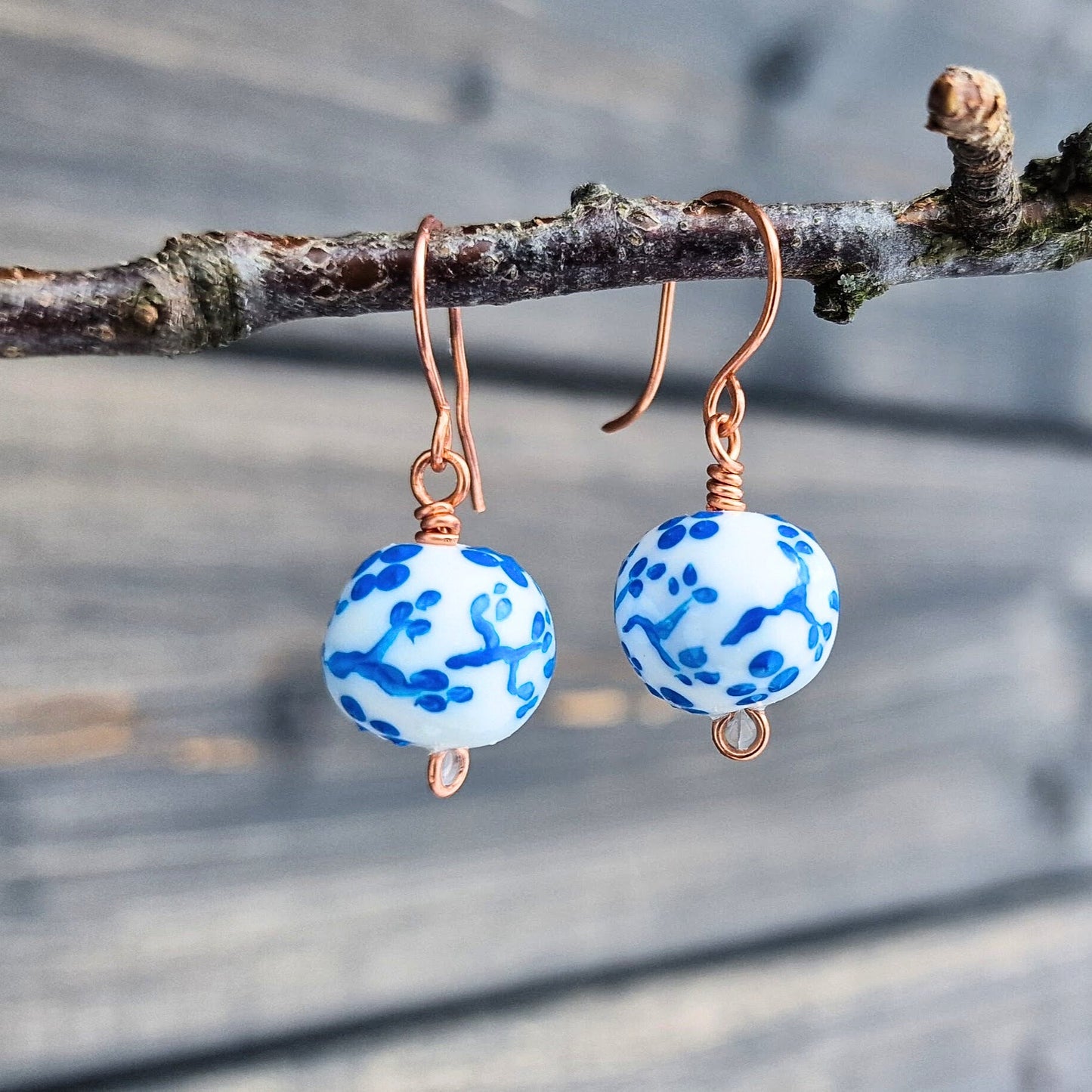 Lekre øredobber i porselens-stil med kirsebærtre design