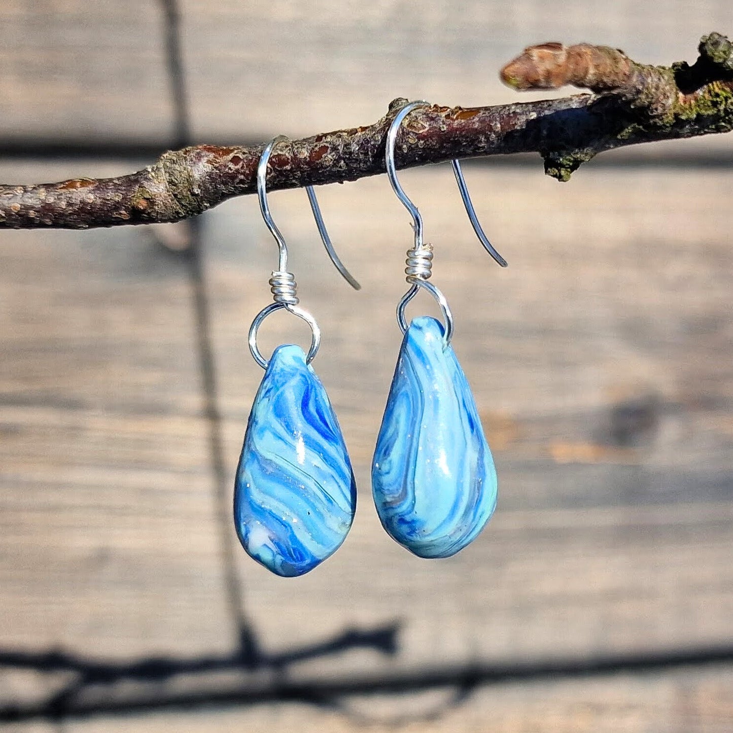 Øredobber med dråpeform i vakre kalde blåtoner