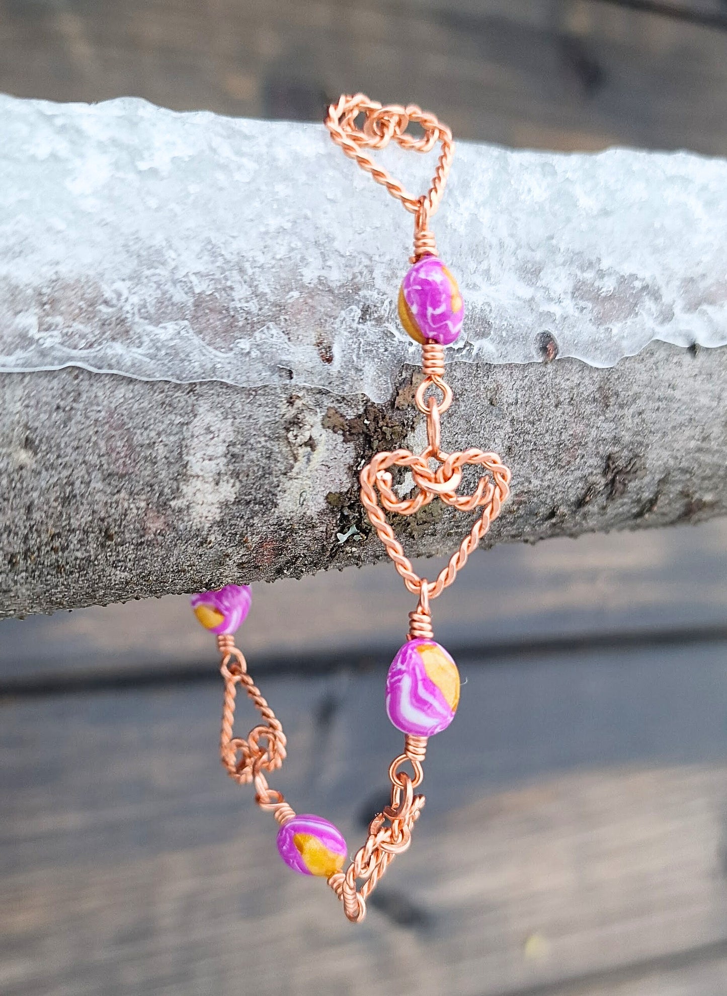 Romantisk armbånd kobberhjerter og håndlagde perler