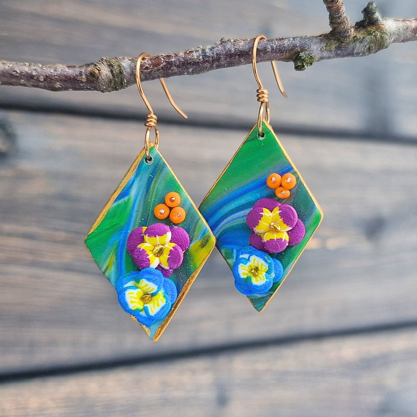 Unike fargeglade øredobber i tropisk stil