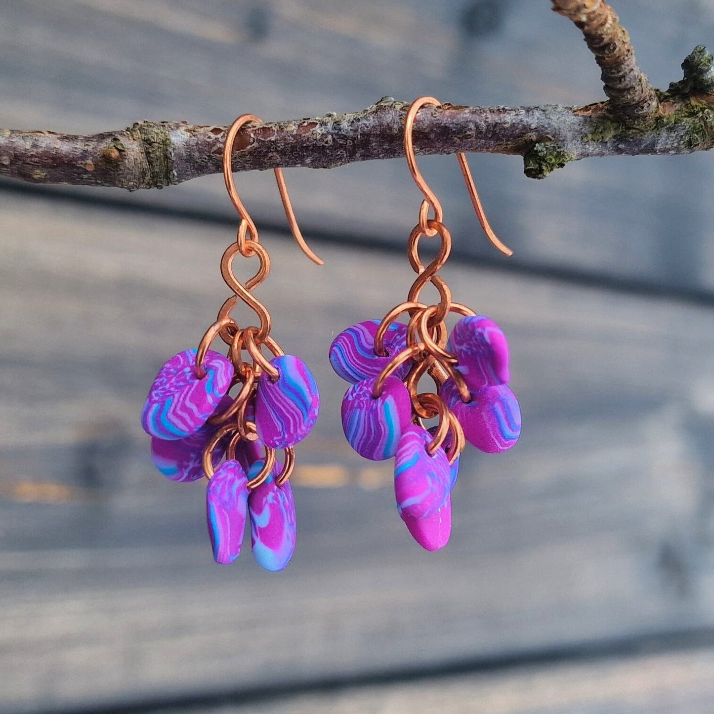 Øredobber i kobber og sommerlige farger i fiolett og blått