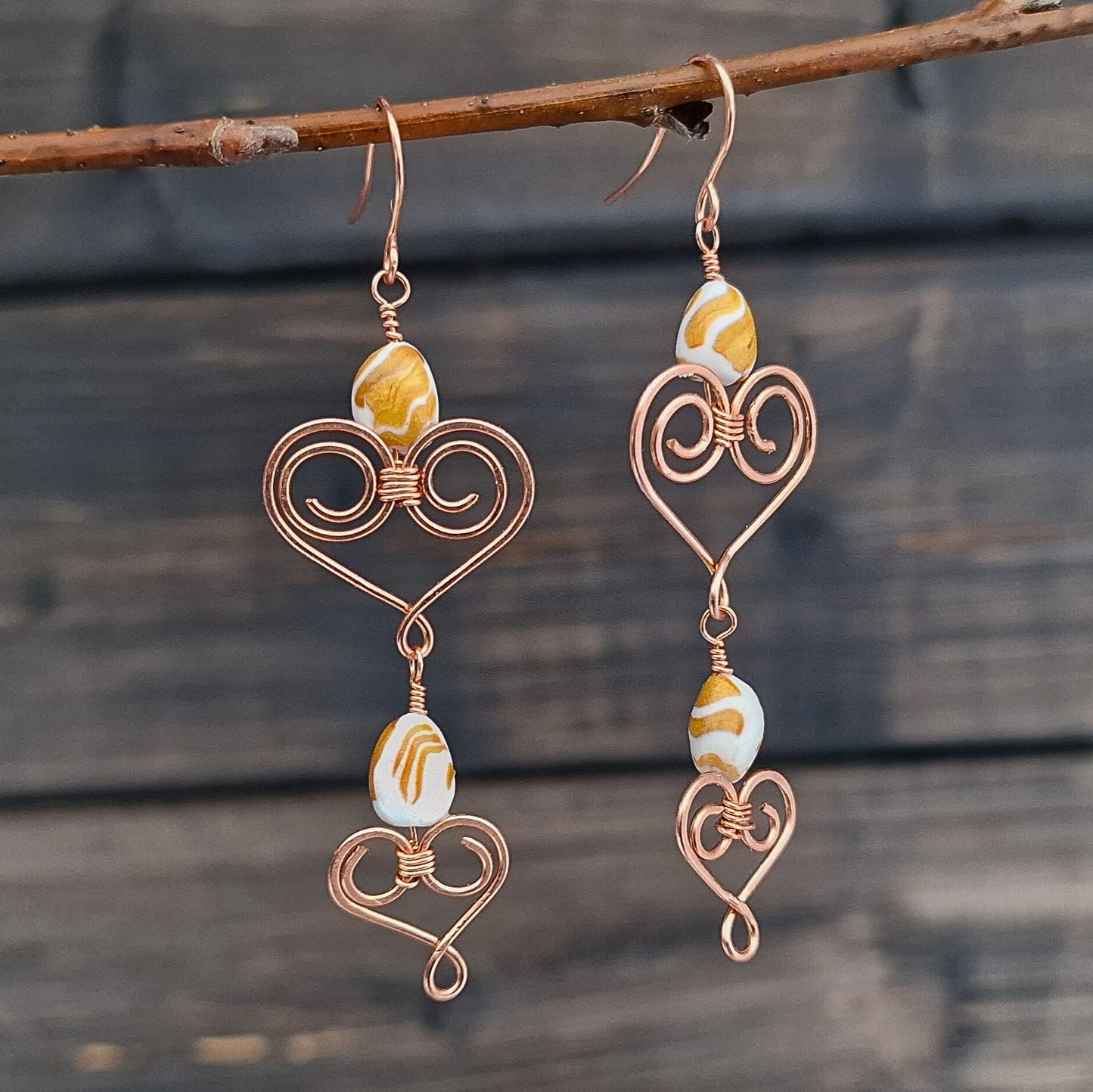 Øredobber med søte hjerter og håndlagde perler