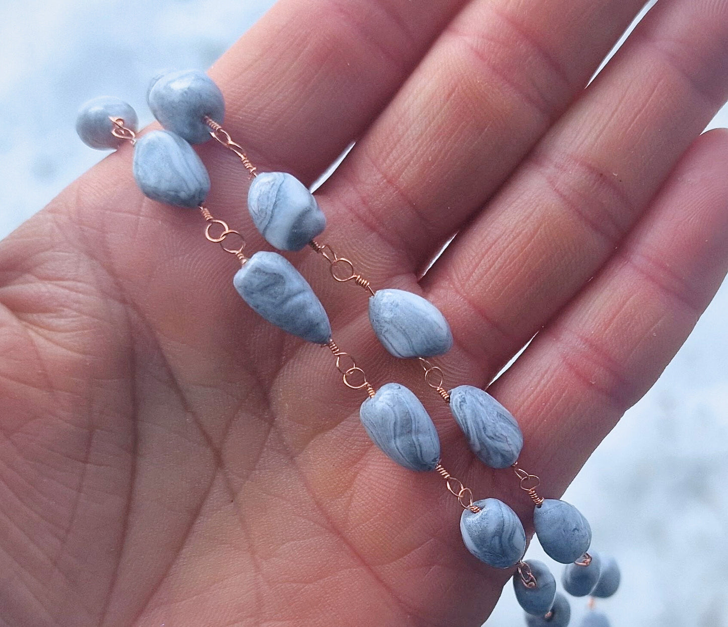 Perlekjede med marmorerte perler i naturlige farger