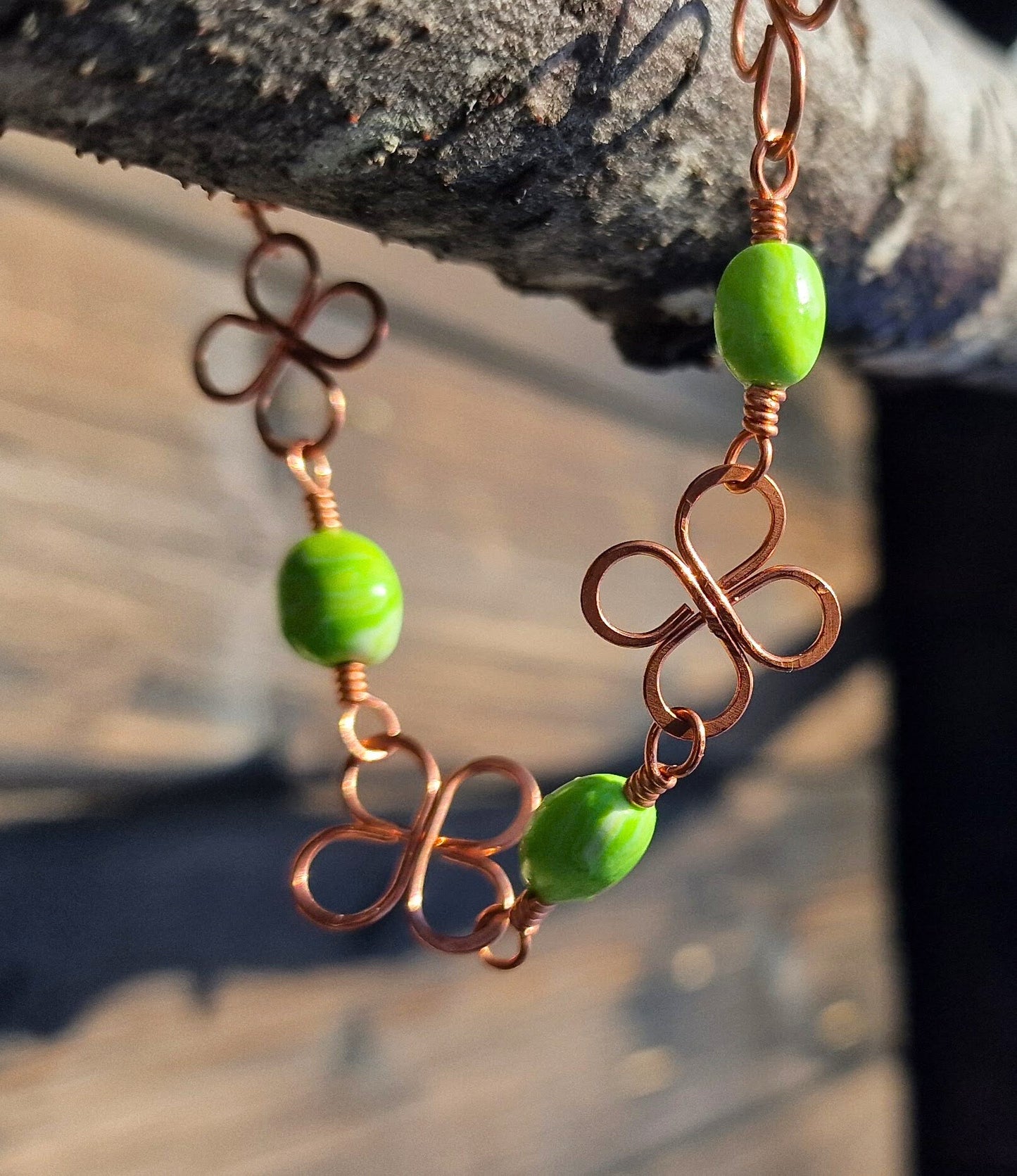 Armbånd med grønnmarmorerte perler og firkløver i kobber