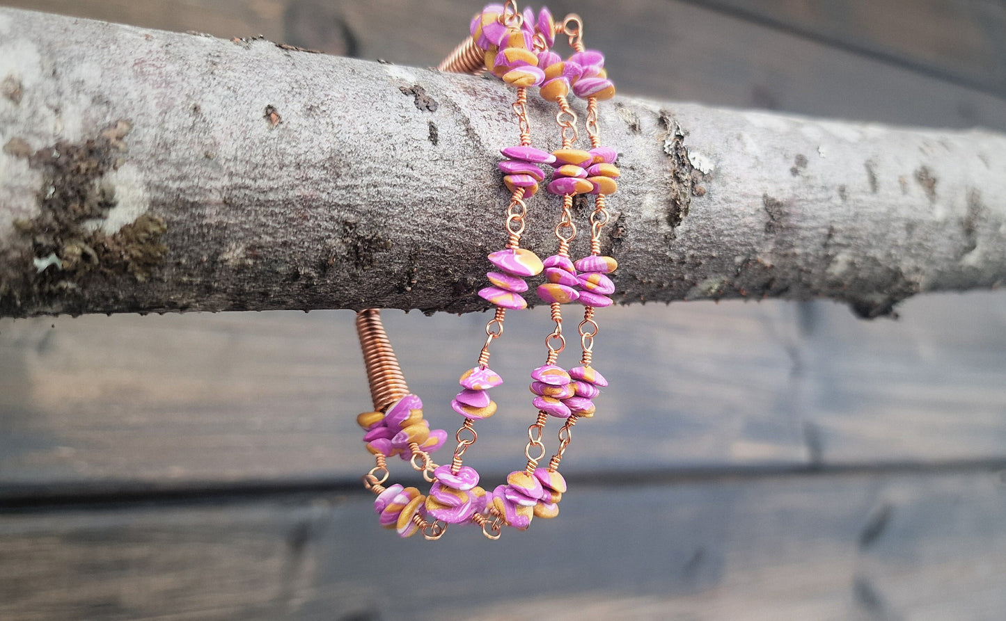 Bohemsk armbånd med rosa polymerperler og fine kobberdetaljer