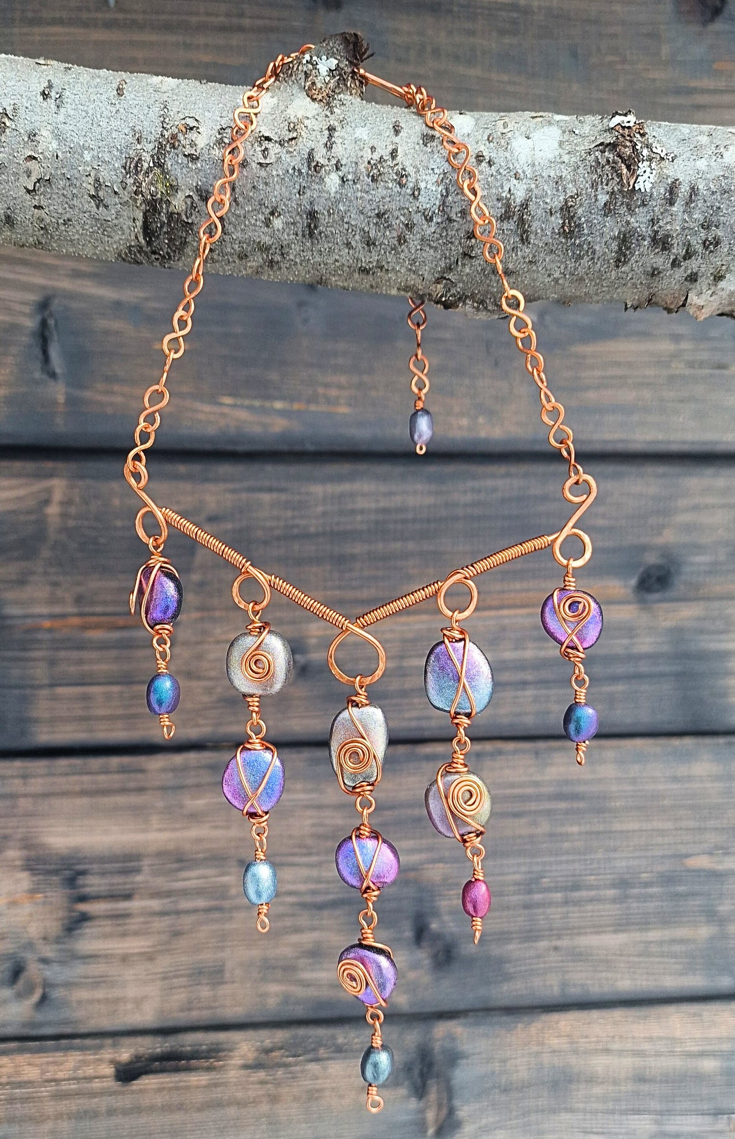 Juserbart choker-smykke med håndlagde duochrome perler tvunnet i dekorativ kobber