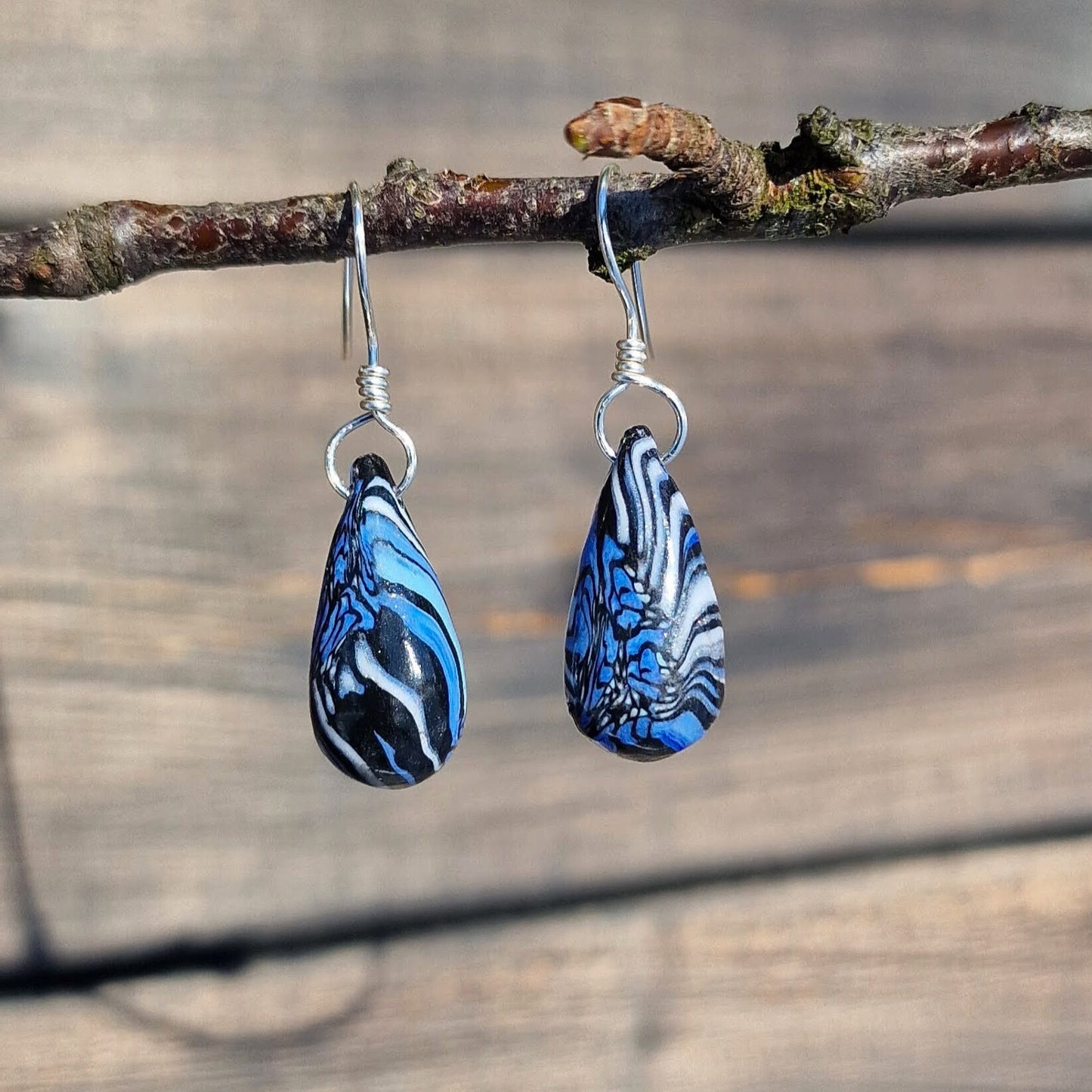 Øredobber i retro stil med mønster i blått, hvitt og sølv