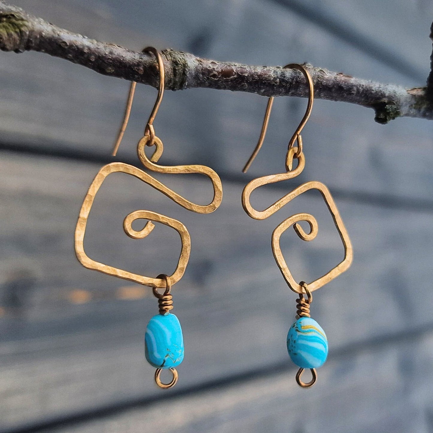 Øredobber i bronse og turkis polymer med organisk design