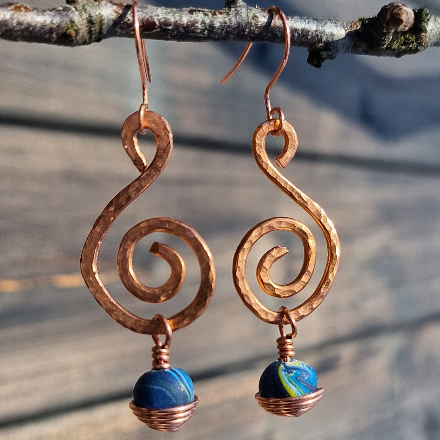Øredobber i kobber med håndlagde perler i mørk blå