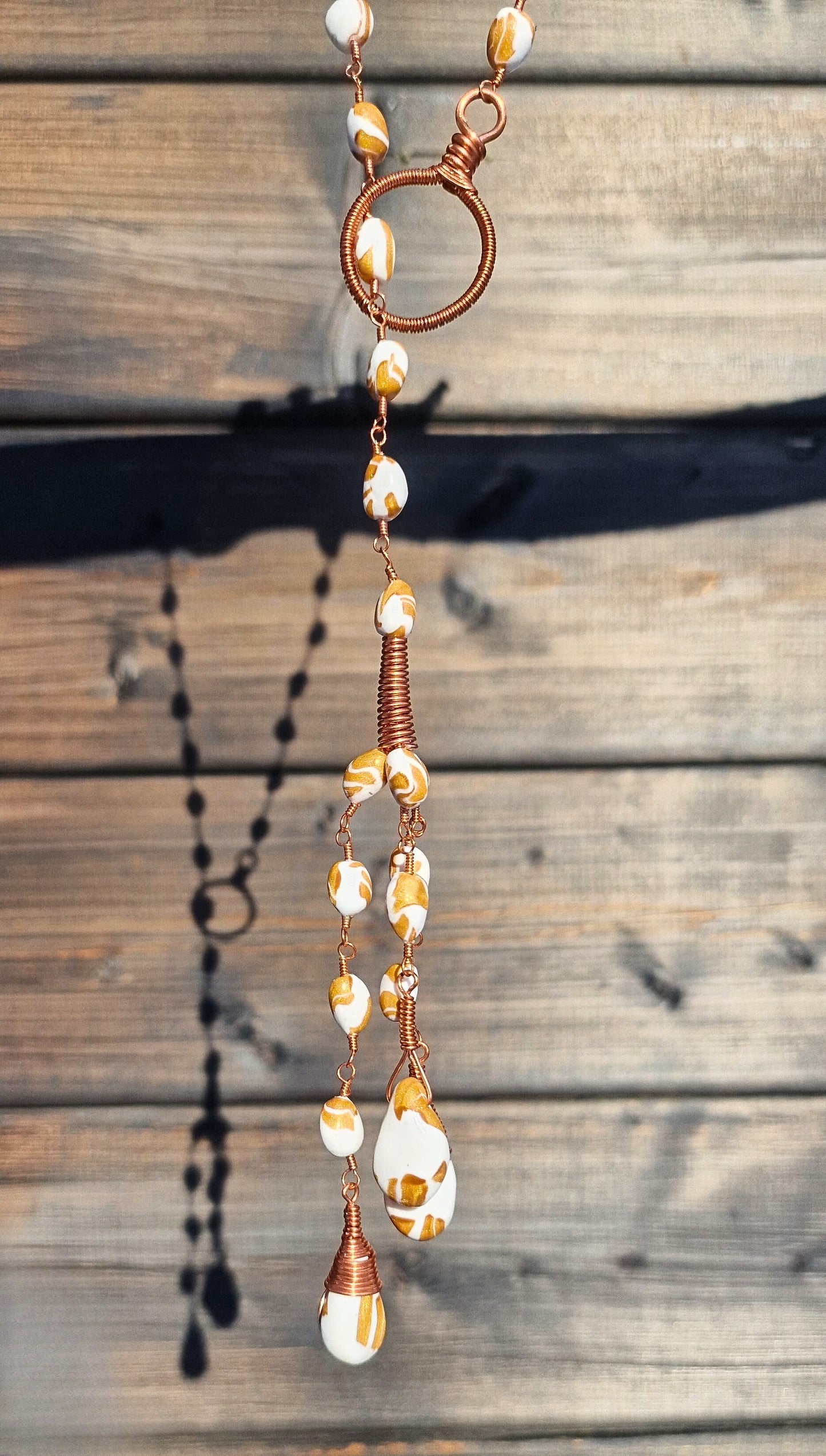 Smykke med spennende utforming og mange detaljer i håndlagde perler og kobber