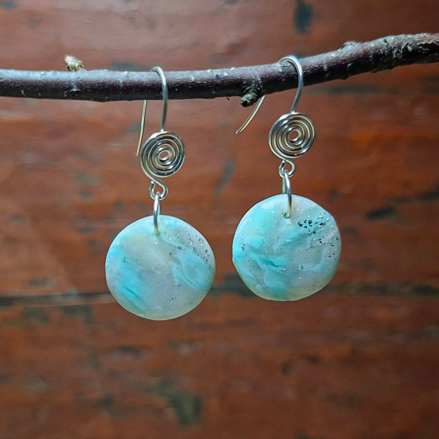 Øredobber i vakre kalde farger og håndlagde ørekroker med spiraldetaljer