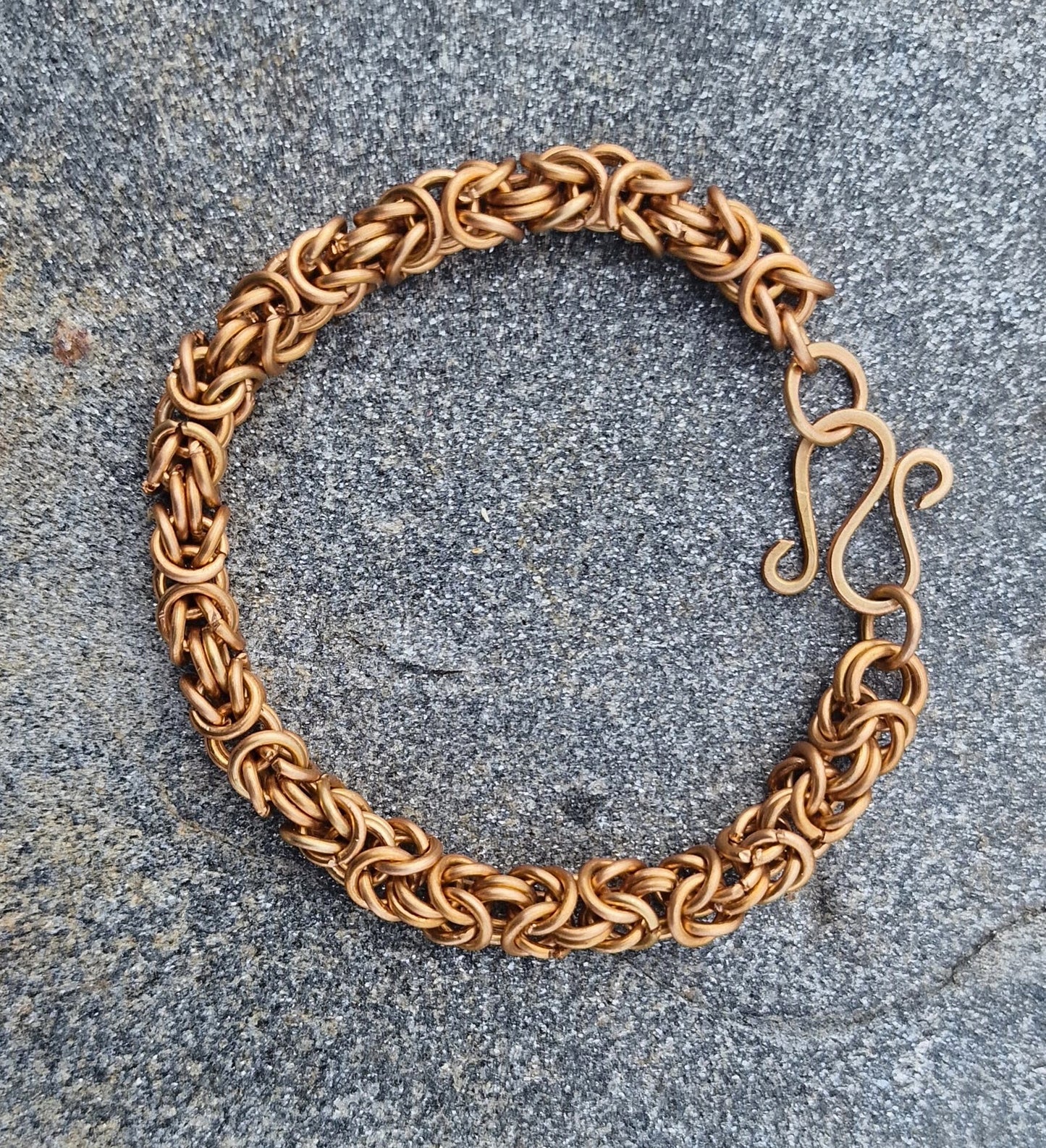 Krafig kongelenke i bronse med dekorativ krok