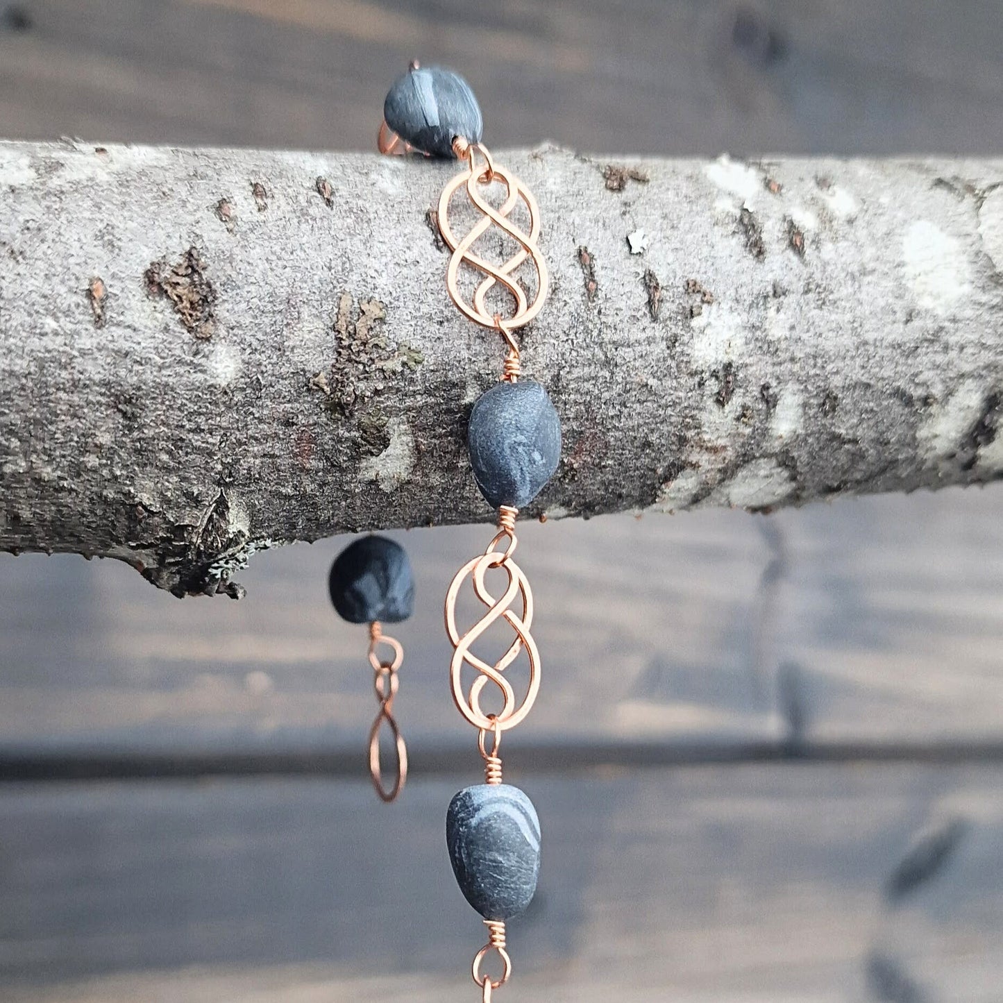 Keltisk inspirert kobberarmbånd med svarte perler med sølvmarmorering