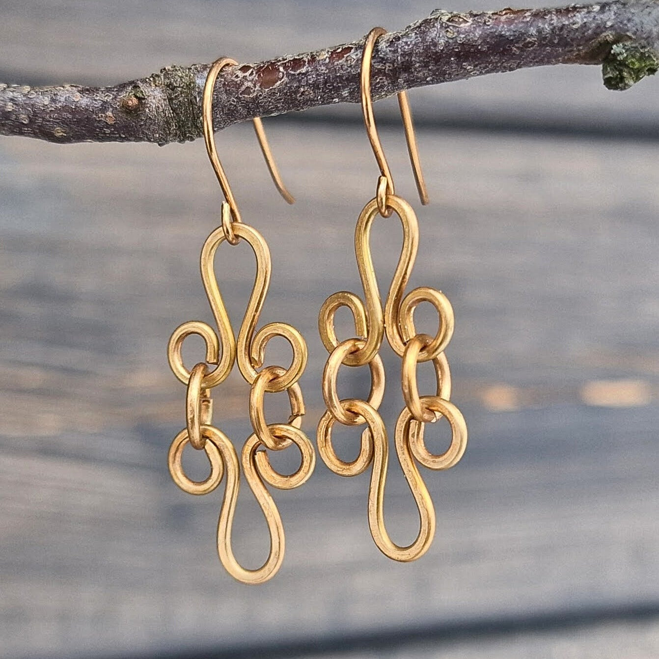 Øredobber i tvunnet bronse