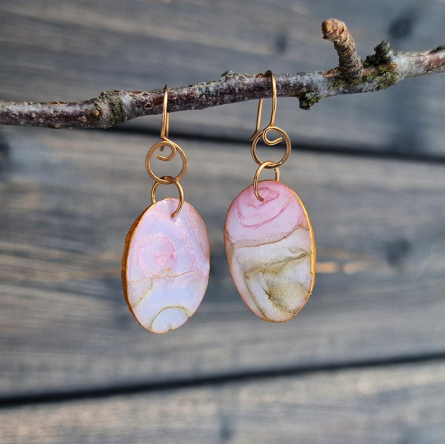 Delikate øredobber med diskret skimmer og ørekroker i bronse