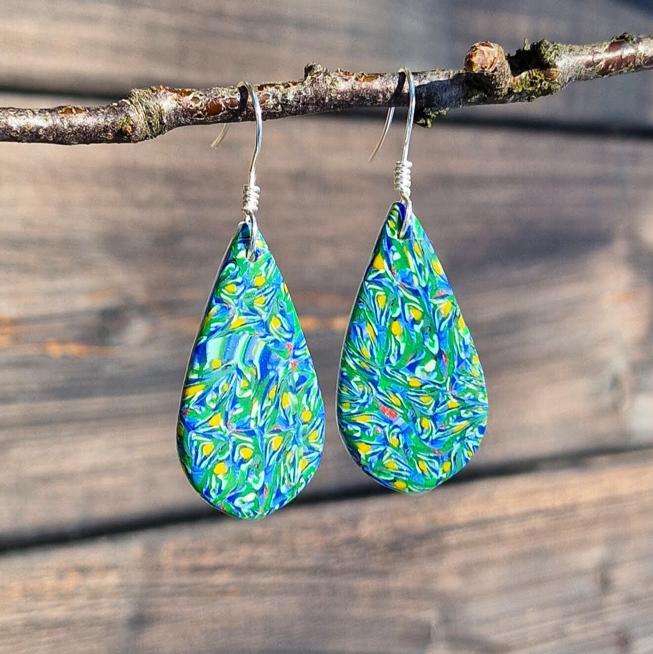 Øredobber i kult retro-farget mønster