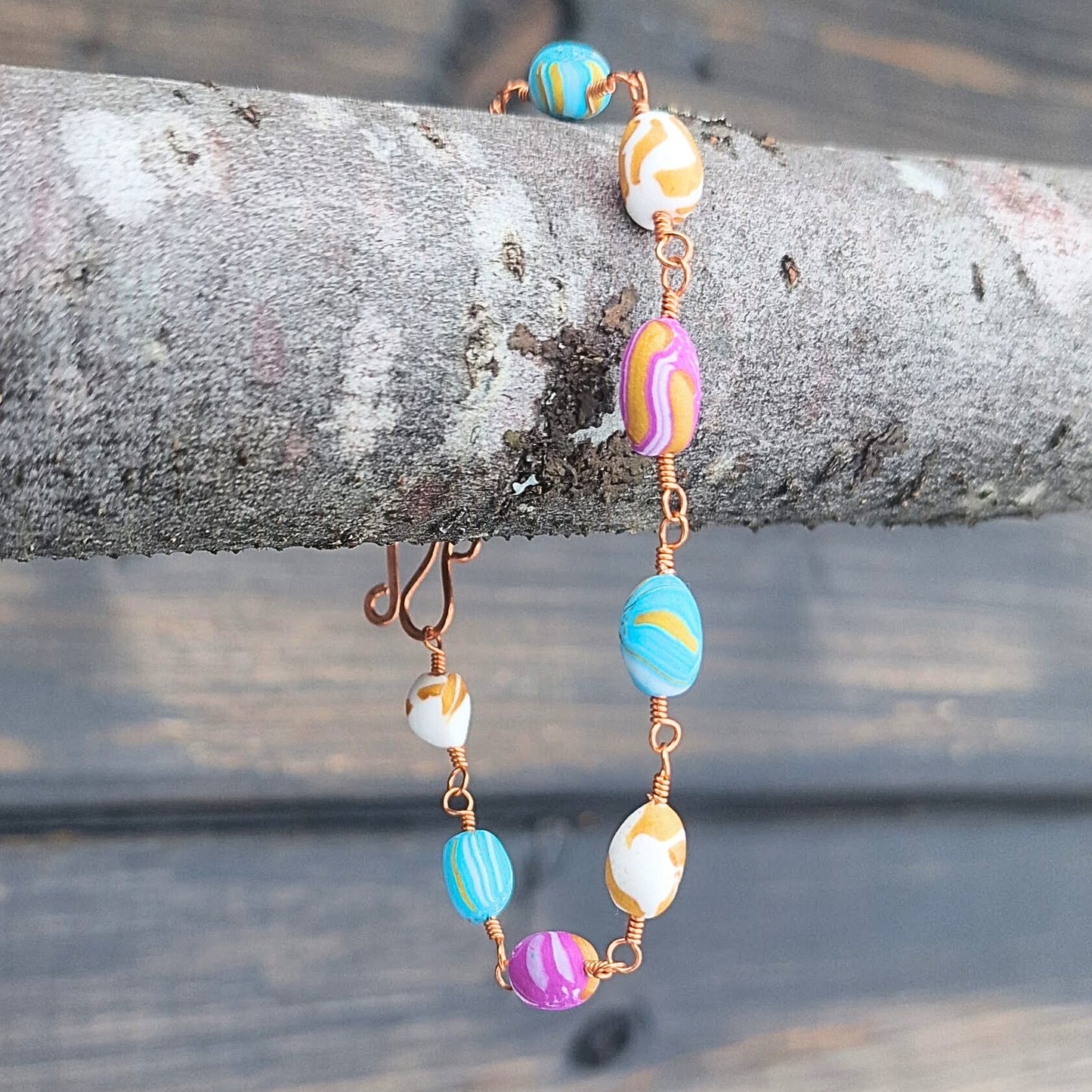 Armbånd i søte sukkertøyfarger