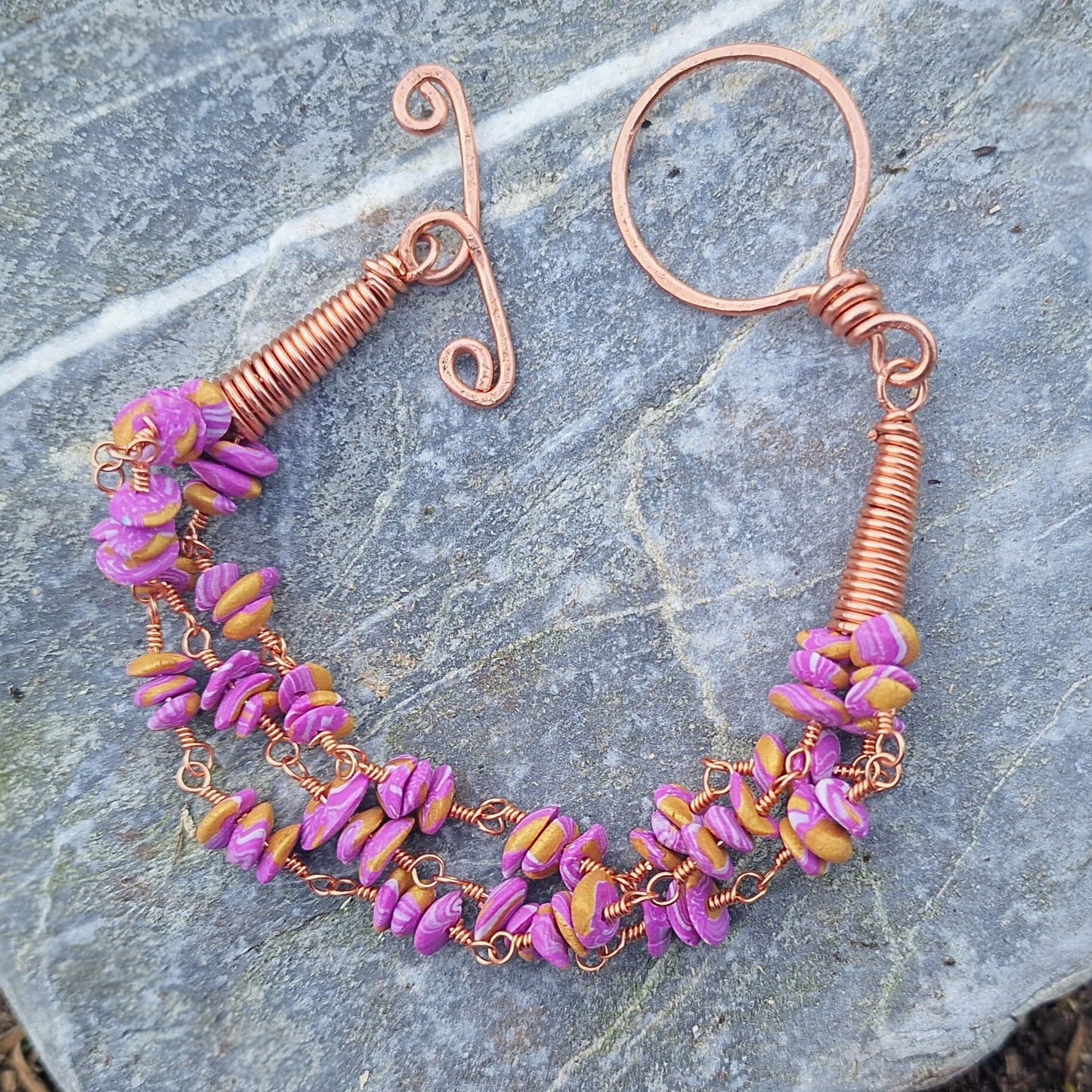 Bohemsk armbånd med rosa polymerperler og fine kobberdetaljer