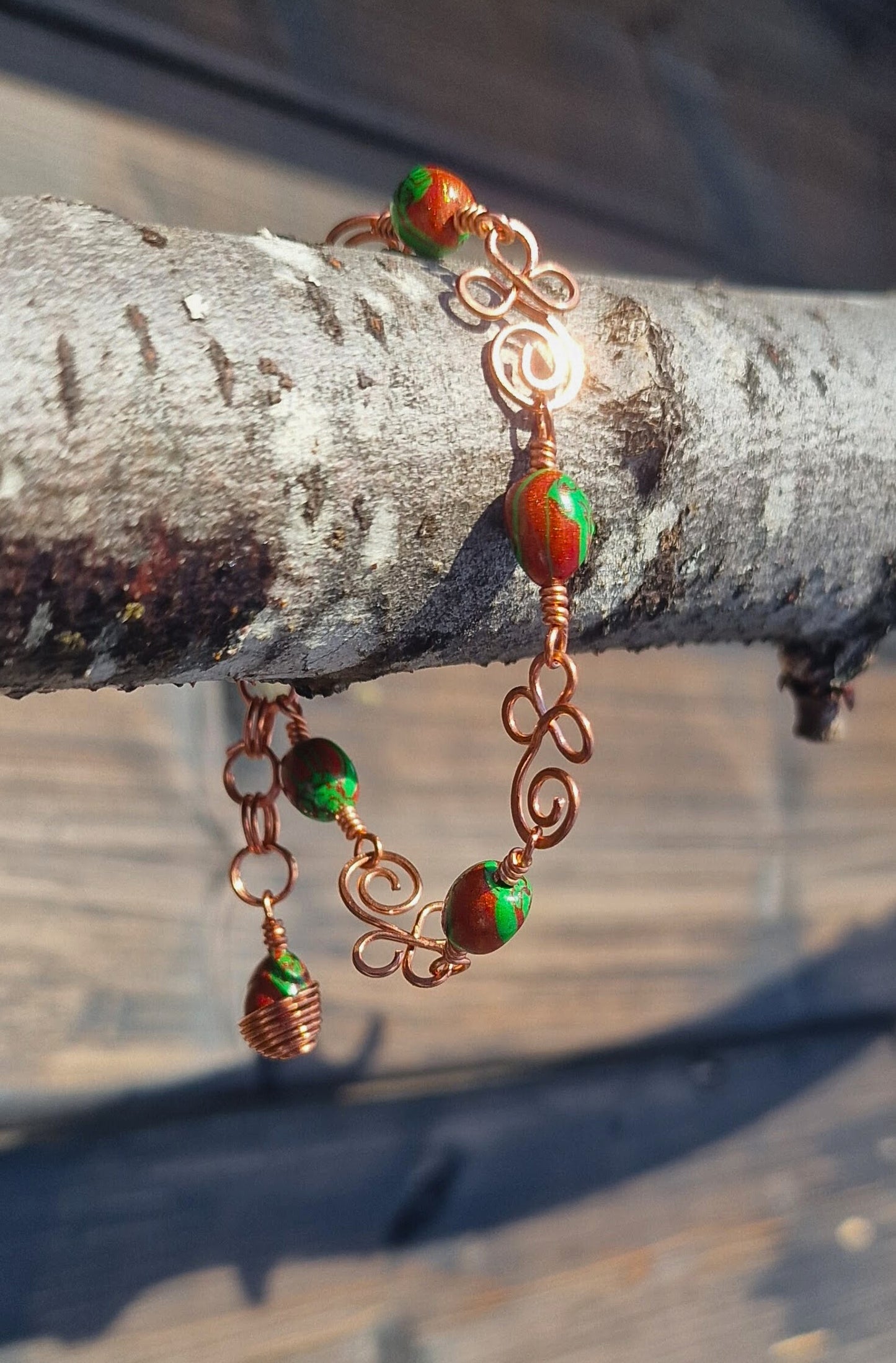 Armbånd med perler i lekre høstfarger og dekorative kobberledd