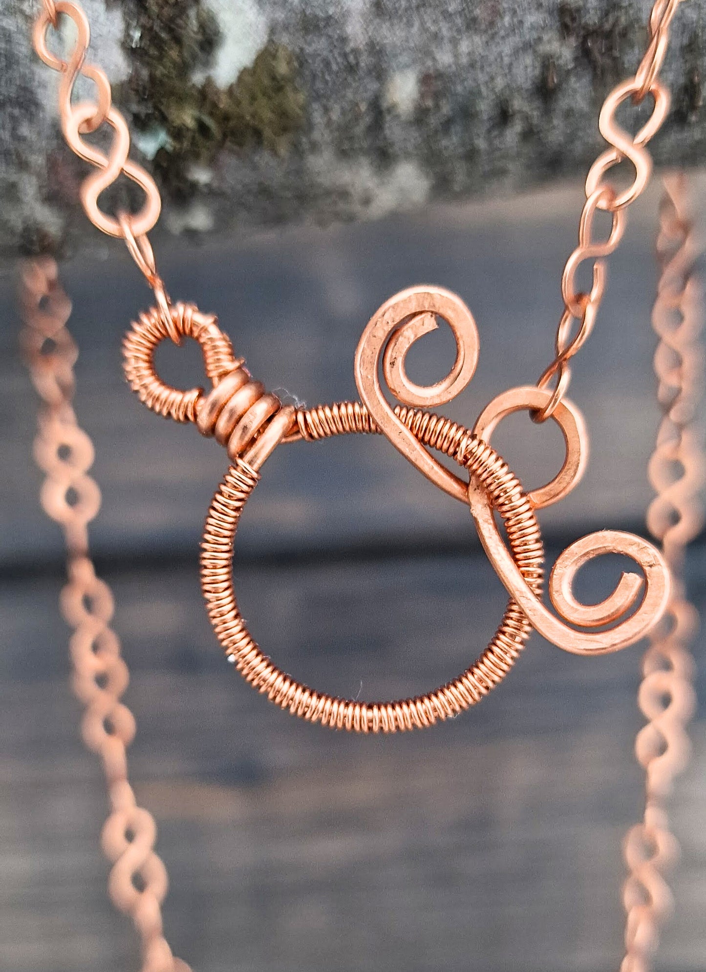 Rustikk kobbersmykke med dekorativ lås. To-i-ett-smykke