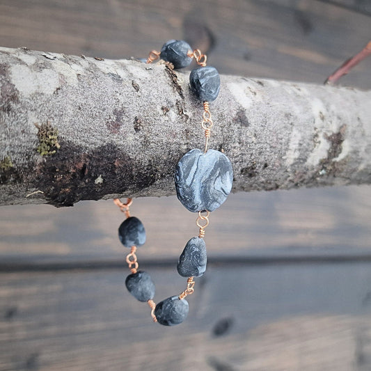 Armbånd  med svarte og grå marmorerte perler