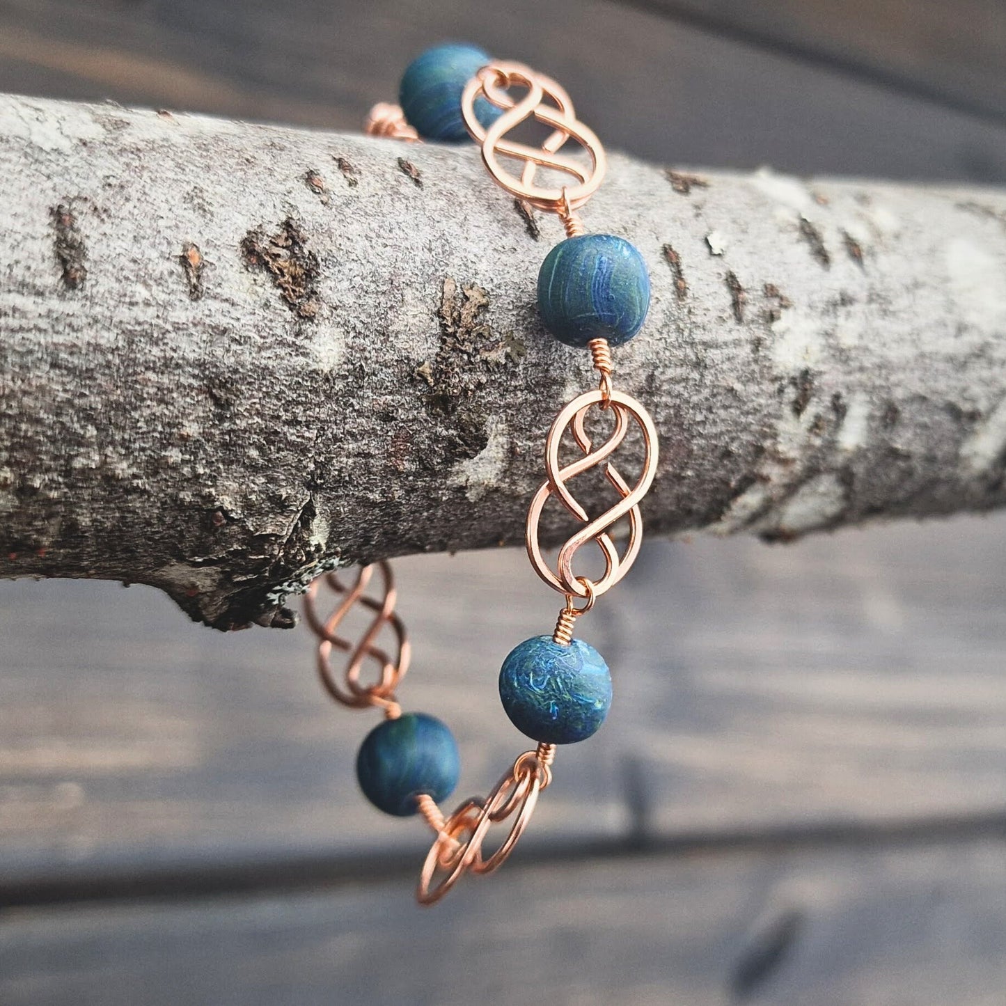 Keltisk inspirert armbånd med denim-fargede perler