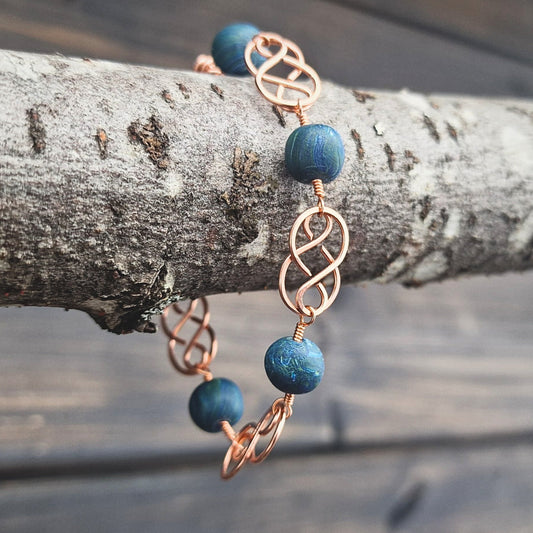 Keltisk inspirert armbånd med denim-fargede perler