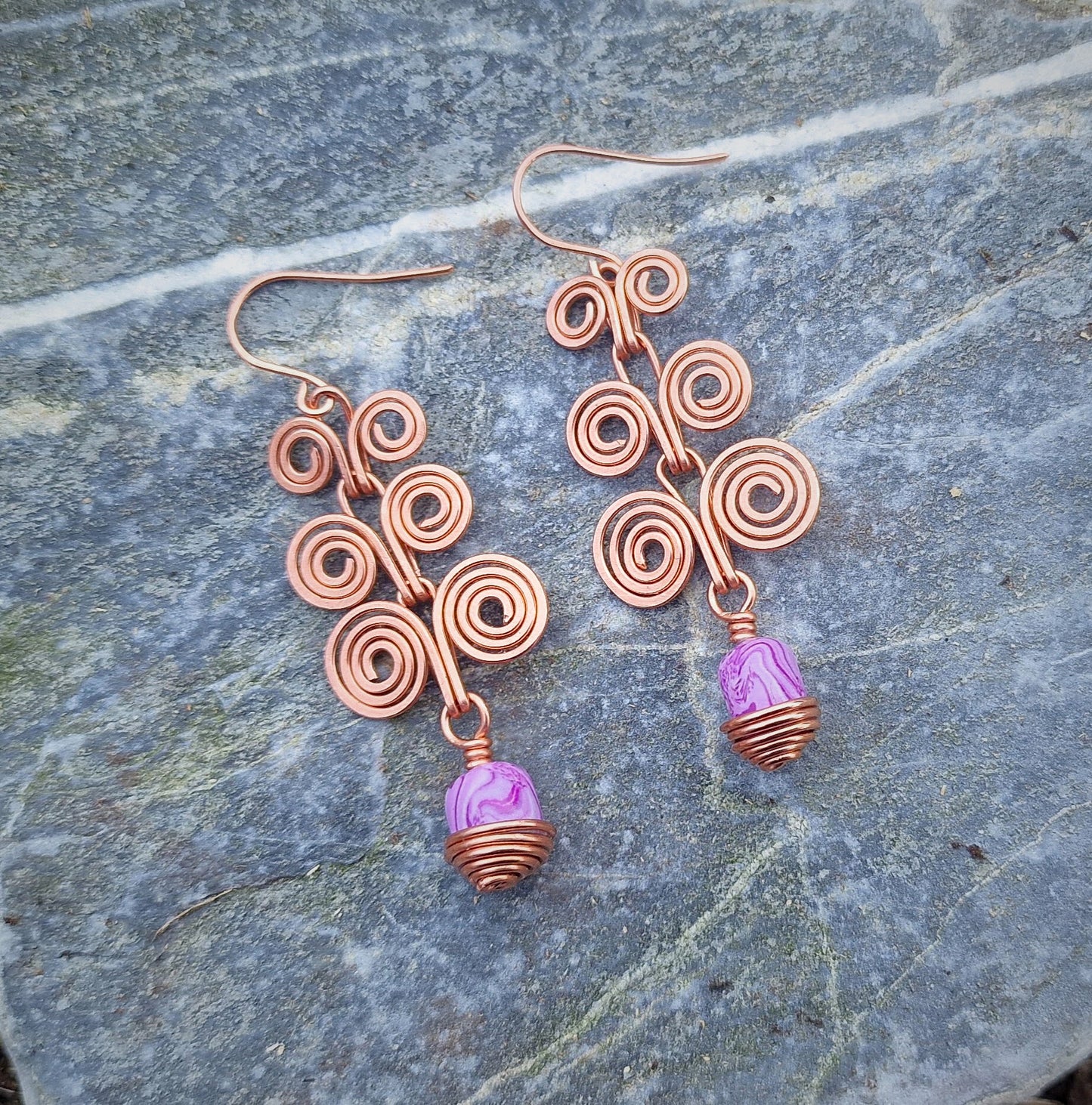 Bohemske kobberspiraler med marmorert rosa perle