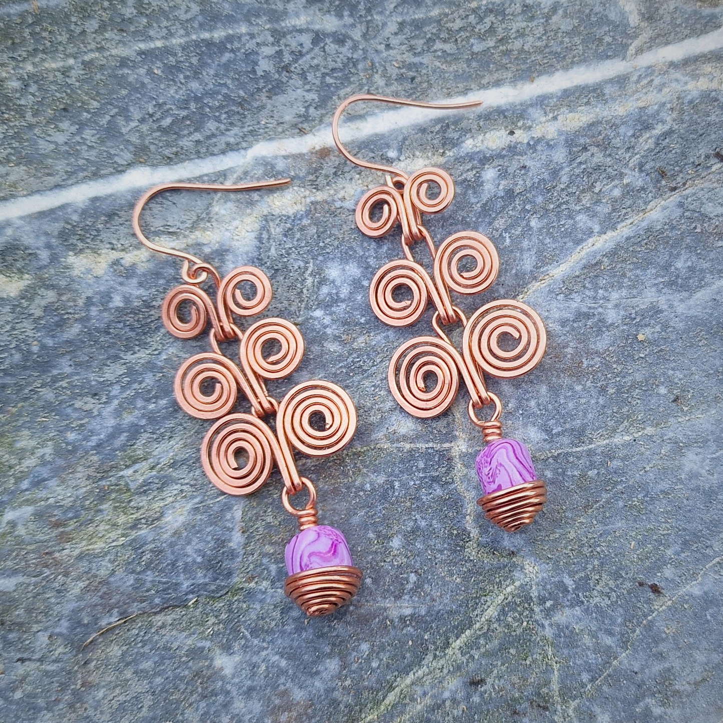 Bohemske kobberspiraler med marmorert rosa perle