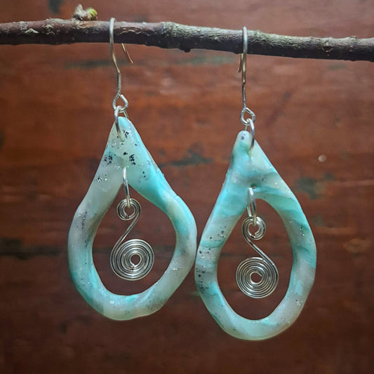 Øredobb med organisk marmordesign og spiraldetaljer