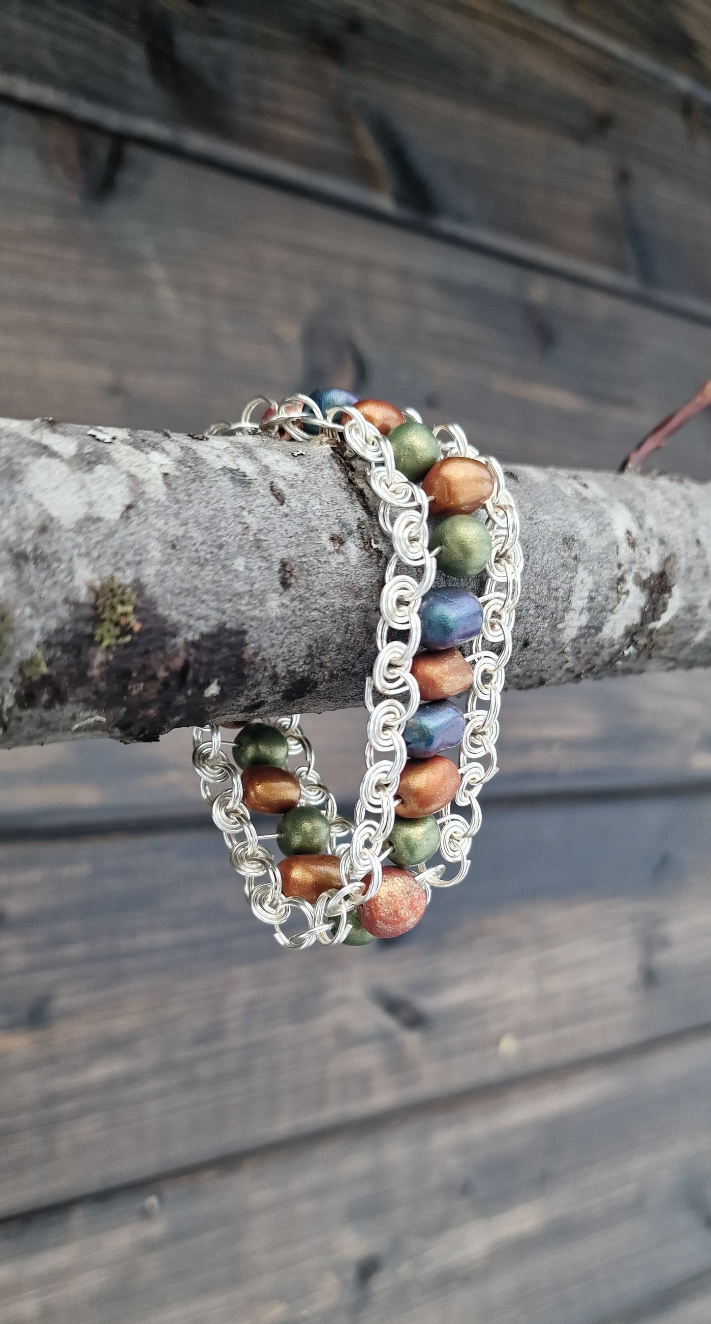 Sølvfarget statement armbånd med polymer perler