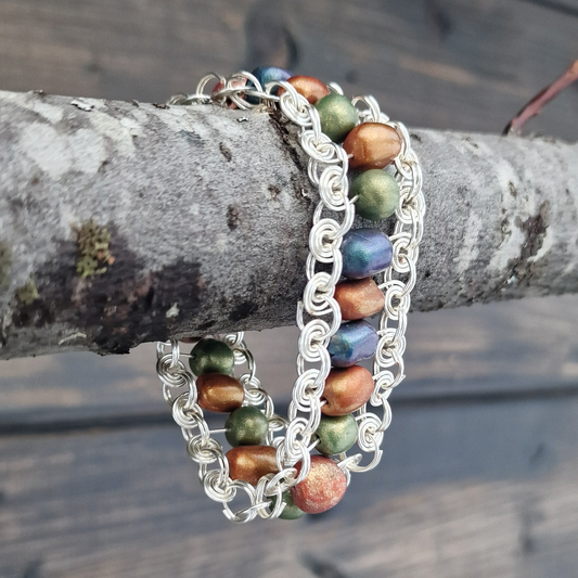 Sølvfarget statement armbånd med polymer perler