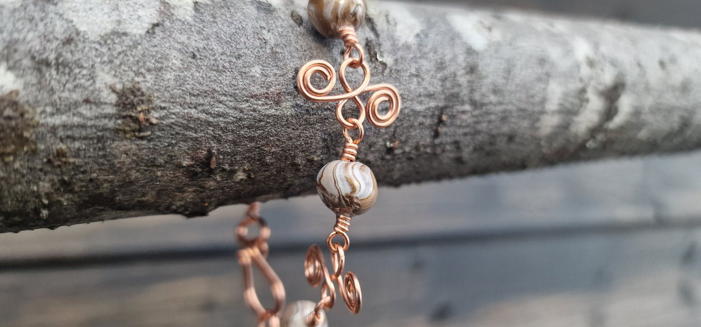 Armbånd med dekorative kobberledd og marmorerte perler