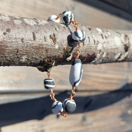 Armbånd med matte perler i svart og hvitt