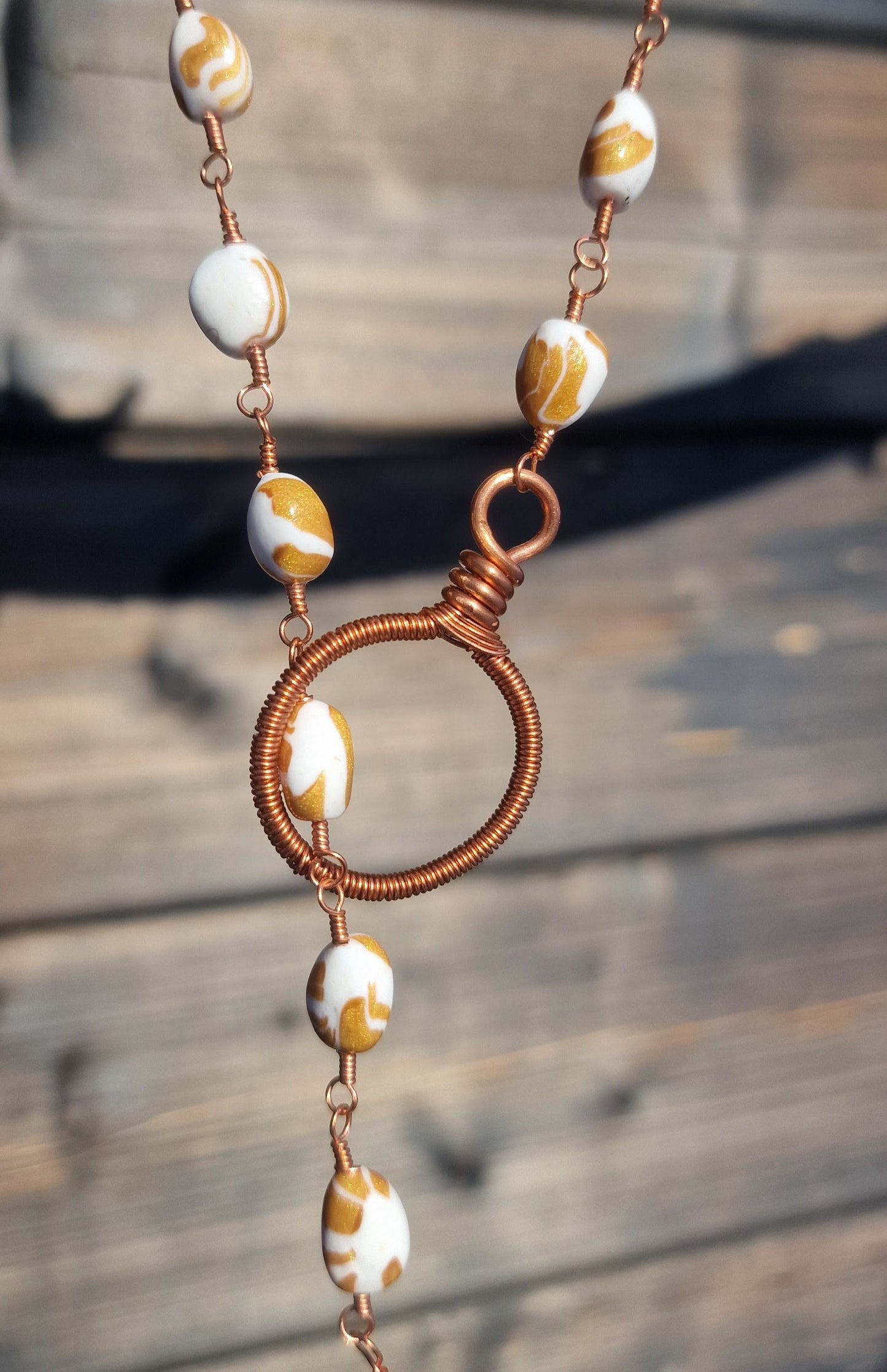 Smykke med spennende utforming og mange detaljer i håndlagde perler og kobber