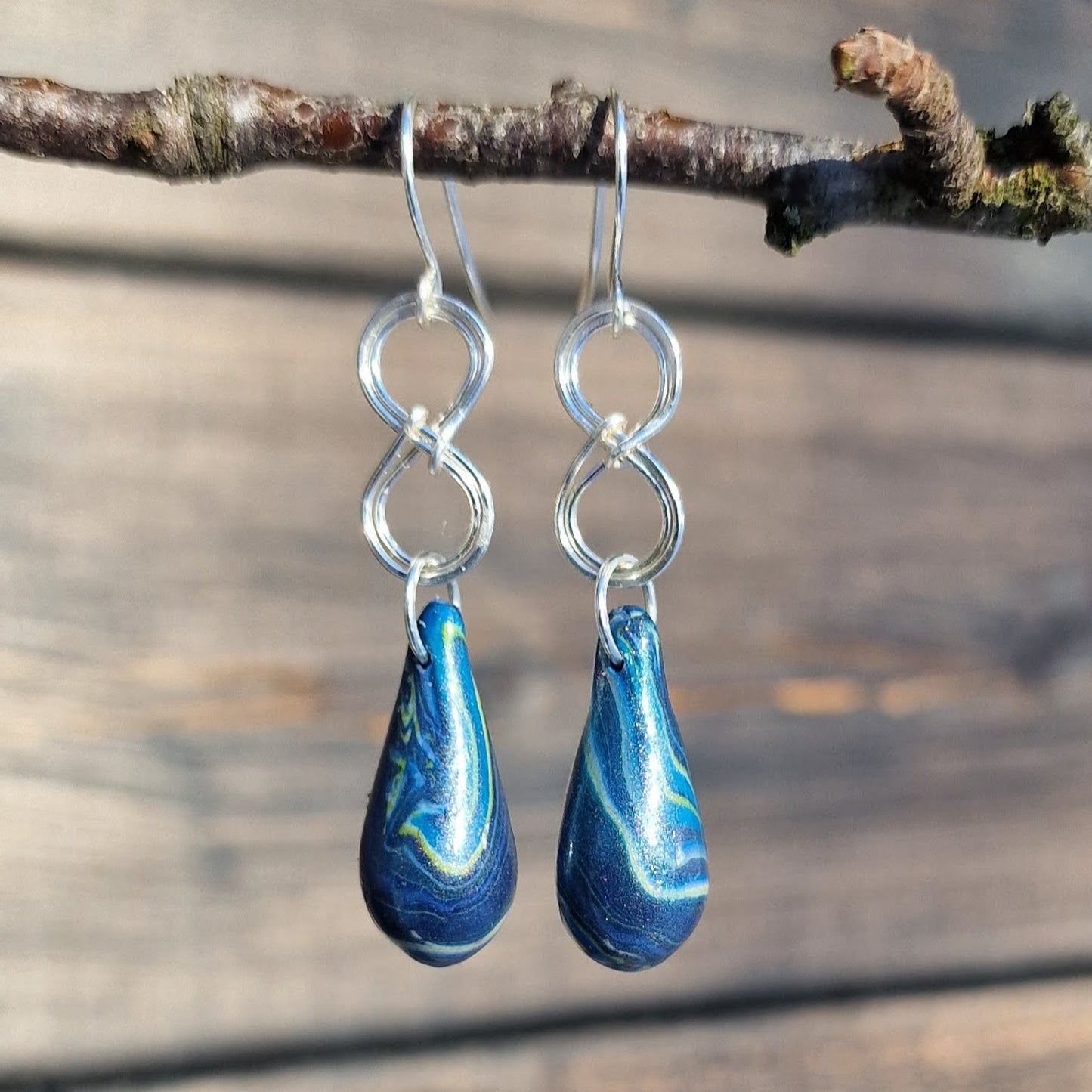 Øredobber med infinity loop og dråpeformet perle.