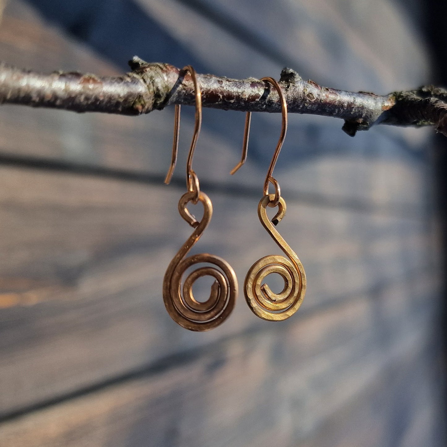 Øredobber i bronse med spiraldesign