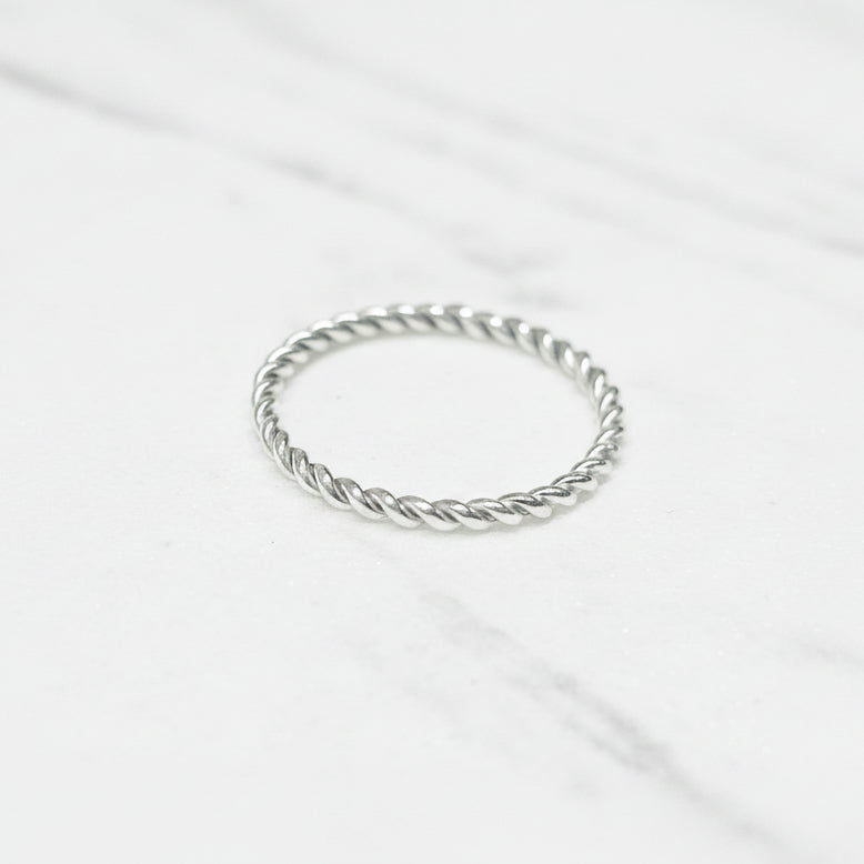 Stacker ring i sølv - tvunnet utgave