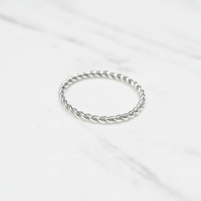Stacker ring i sølv - tvunnet utgave