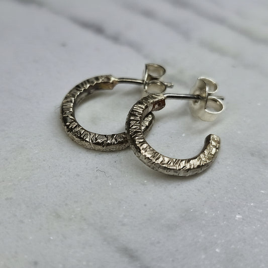 Creol øredobber med hamret struktur