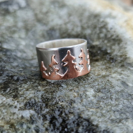 "Urskog" - Ring i sølv med kobberdetaljer.