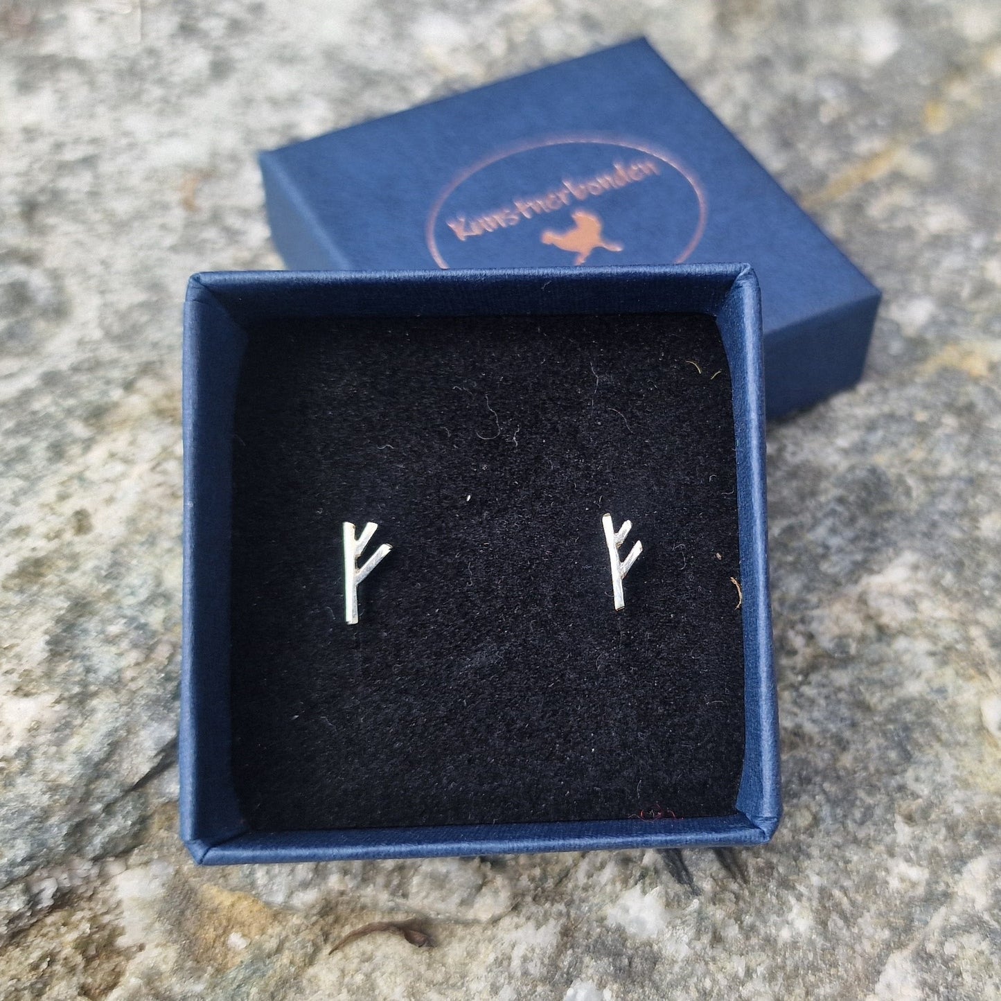 Fehu - Rune fra eldre futhark i sølv