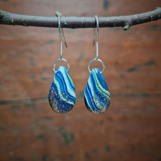 Stripete øredobber med stiper i blått, hvitt og gult med ett hint av glitter