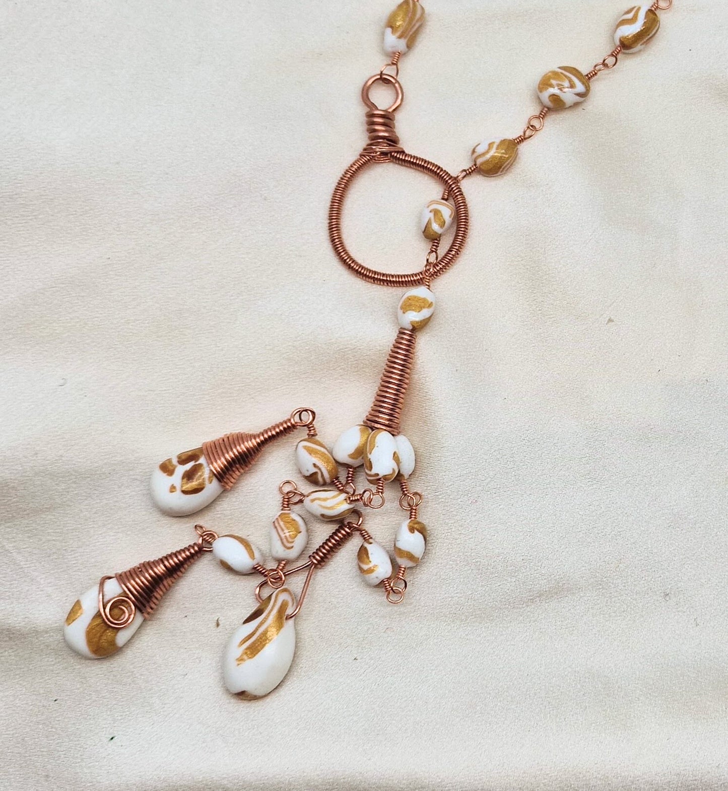 Smykke med spennende utforming og mange detaljer i håndlagde perler og kobber