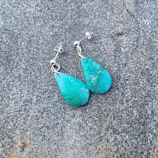 Øredobber i vakre jade-farger med ørestikker i 925 sølv