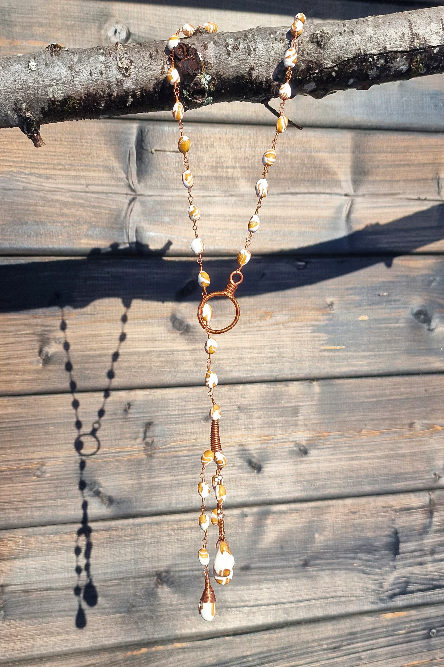 Smykke med spennende utforming og mange detaljer i håndlagde perler og kobber