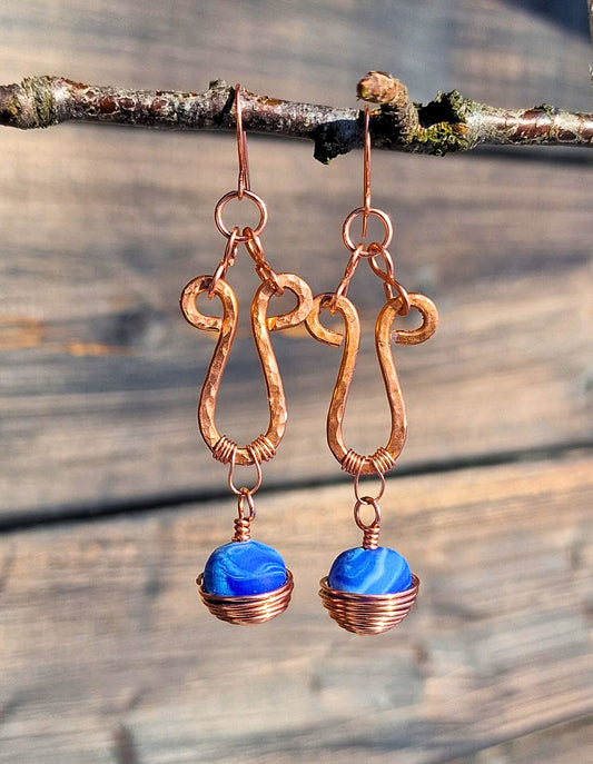Øredobber i strukturhamret kobber og håndlagde blå perler